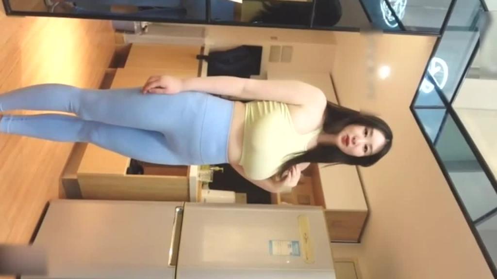 36E巨乳妈妈闺蜜瑜伽结束 强上妈妈的闺蜜 预览截图 2