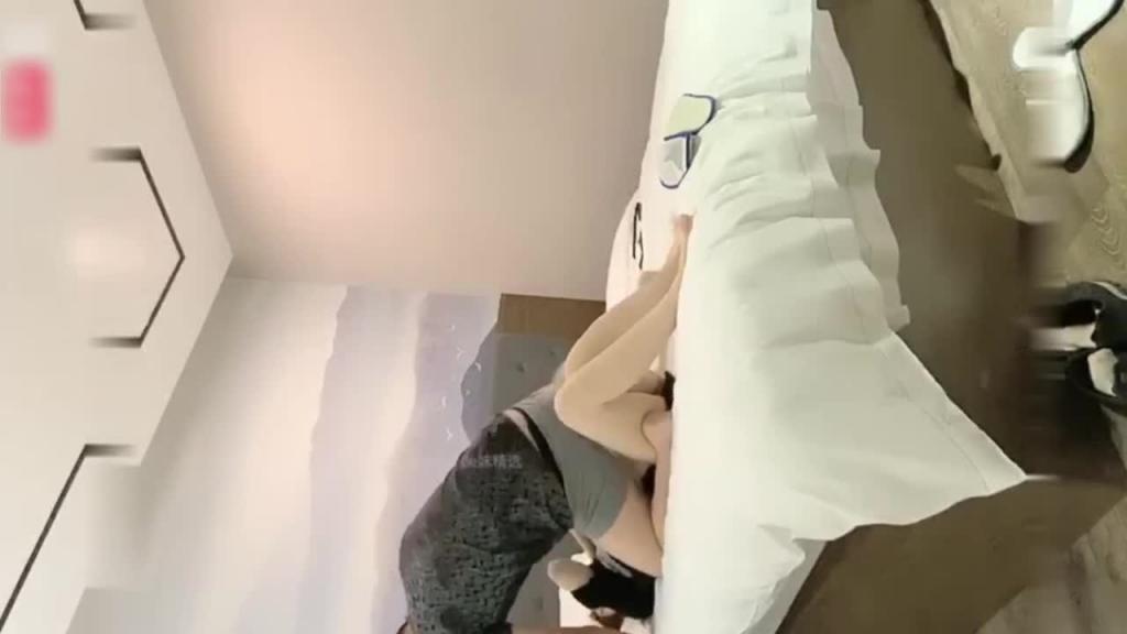 约炮强推极品校花校花有点醉被男的扑倒强干 预览截图 1