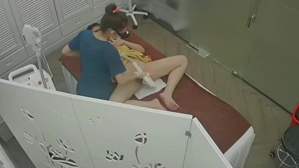 黑客破解美容院监控摄像头偷拍 几个逼逼护理激光脱毛的妹子有个貌似怀孕了也不怕伤害到胎儿 预览截图 6