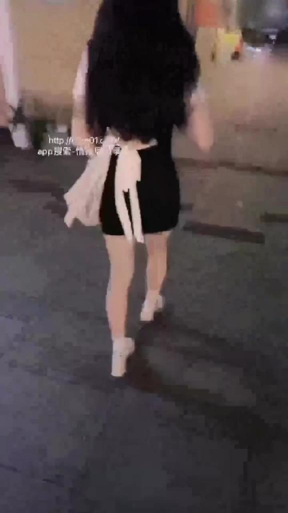 【万人求-研究生女同闹市区调教】刷新女奴的羞耻感，让你鸡儿硬邦邦 预览截图 3