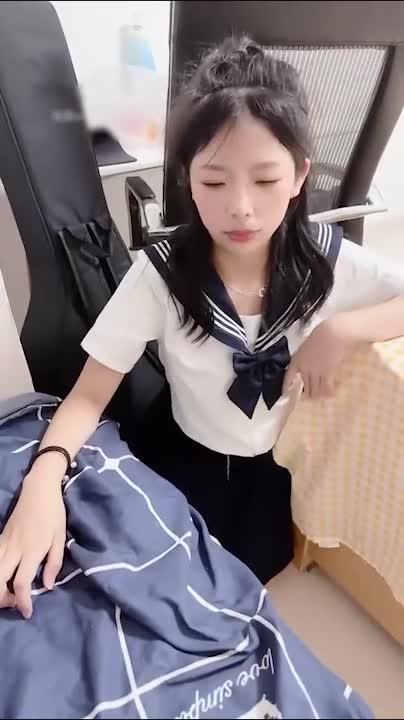 【调教M母狗】美少女萝莉，清纯的脸蛋，被主人狂怒扇耳光，喝尿，彩票店前自慰 预览截图 9