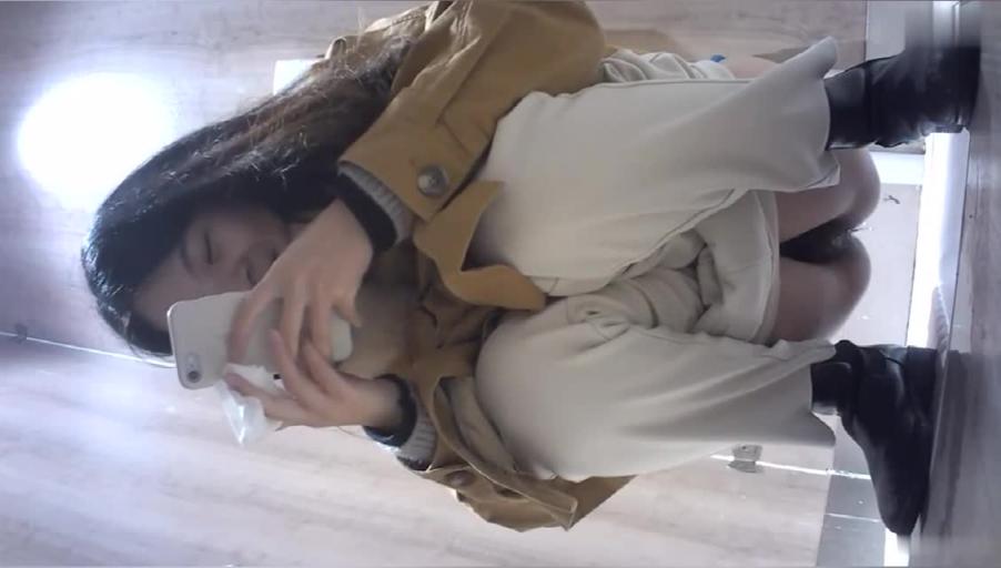 河源奶茶店真实厕拍!猥琐店长在厕所安装摄像头偷窥顾客嘘嘘,全是极品美女,意外拍到两员工搞同性!99 预览截图 8