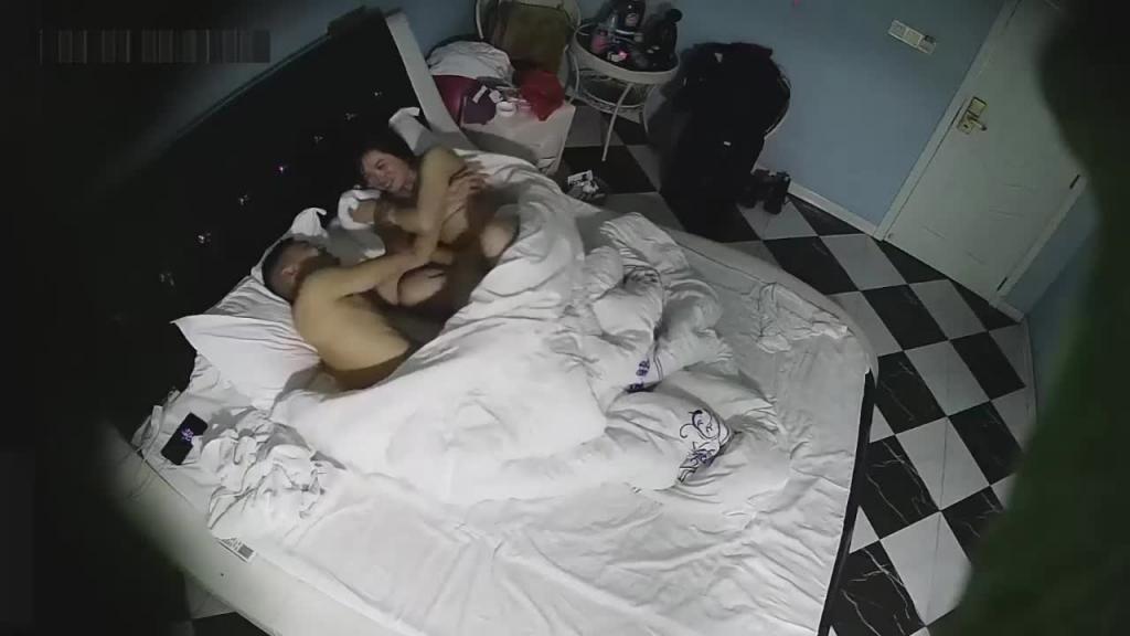 【宾馆盗摄】如狼似虎的熟女人妻偷情小钢炮,被操的极度舒爽彻底沦陷 预览截图 3