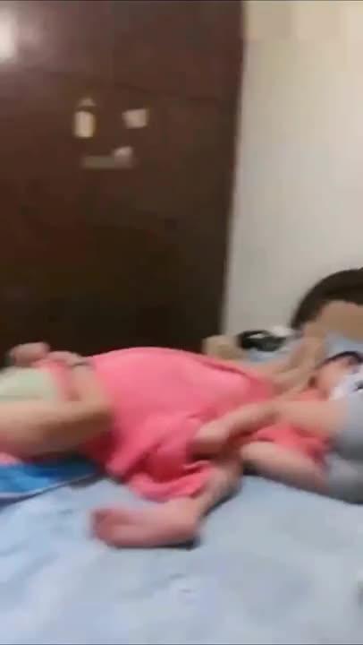 乱伦精选 骚货姐姐趁妈妈弟弟熟睡淫荡自慰偷偷拍妈妈骚穴舔弟弟小鸡鸡喂弟弟吃奶子 预览截图 2