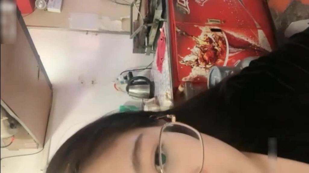 炸鸡店老板娘在店里偷偷播厨房漏出骚奶子! 预览截图 11