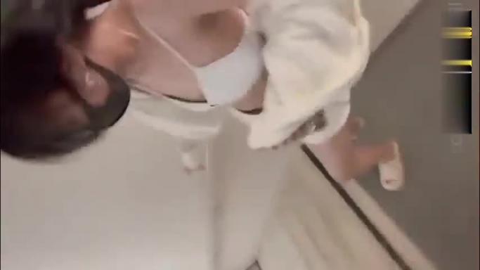 玩偶姐姐公共场合的楼梯间性爱﹣中途来人被打断提着裤子就跑 预览截图 12