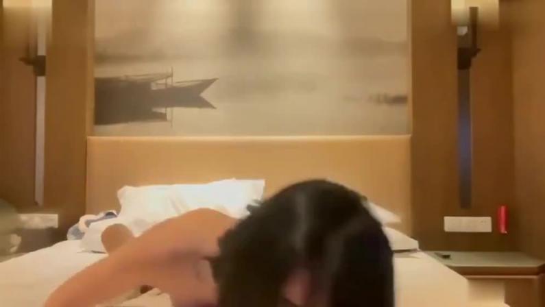 清纯萝莉被刚交的男友爆操了一整天 预览截图 3
