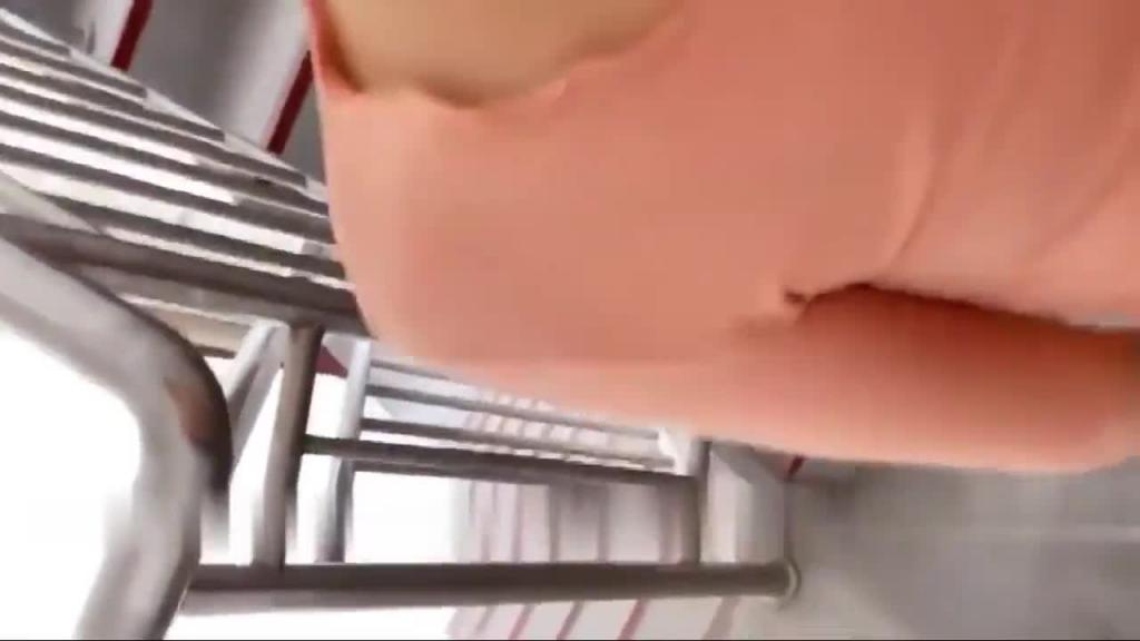 真实偷情,旁边就是电梯,骚逼想叫又不敢叫 预览截图 6