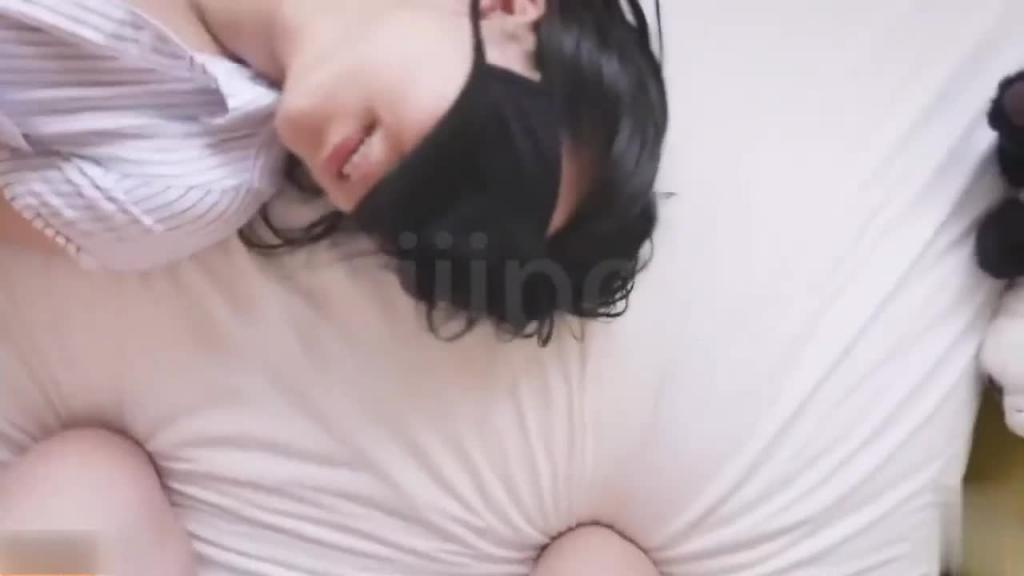 【下面有跟棒棒糖】抓到我无辜的室友再次拍摄自己手淫 预览截图 4