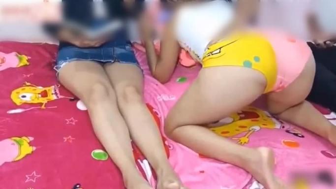 女儿被爸爸侵犯,姐姐在一旁目睹 预览截图 1