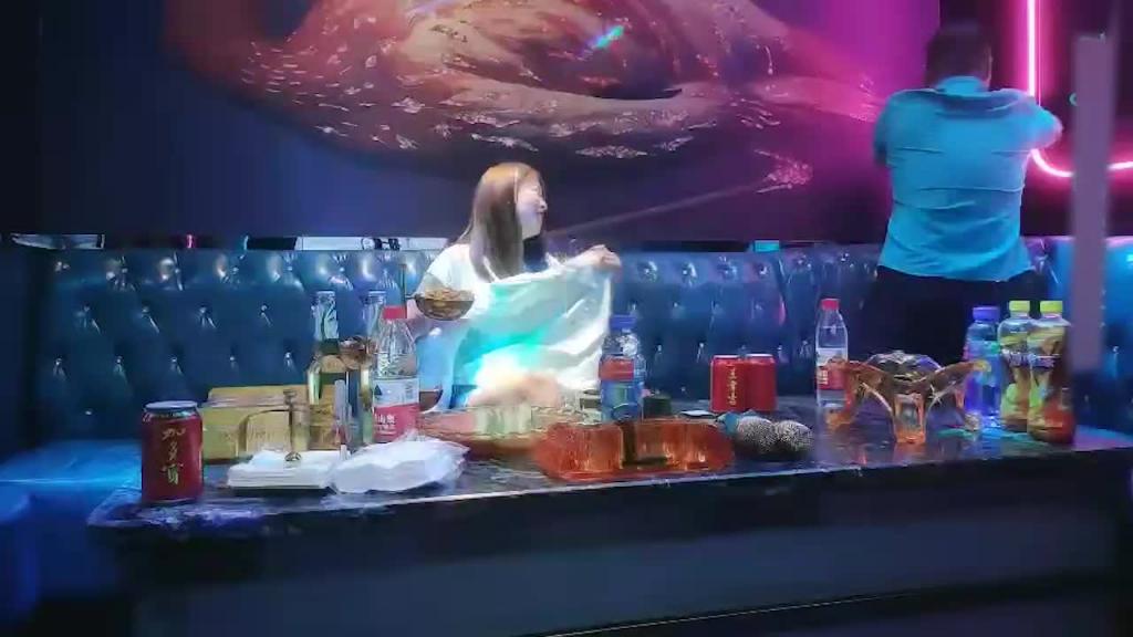 鸭总再现KTV撩小姐姐，她唱歌鸭哥吃奶子玩逼好不刺激，挑逗的小姐姐歌都唱不下去口交大鸡巴才满足 预览截图 2
