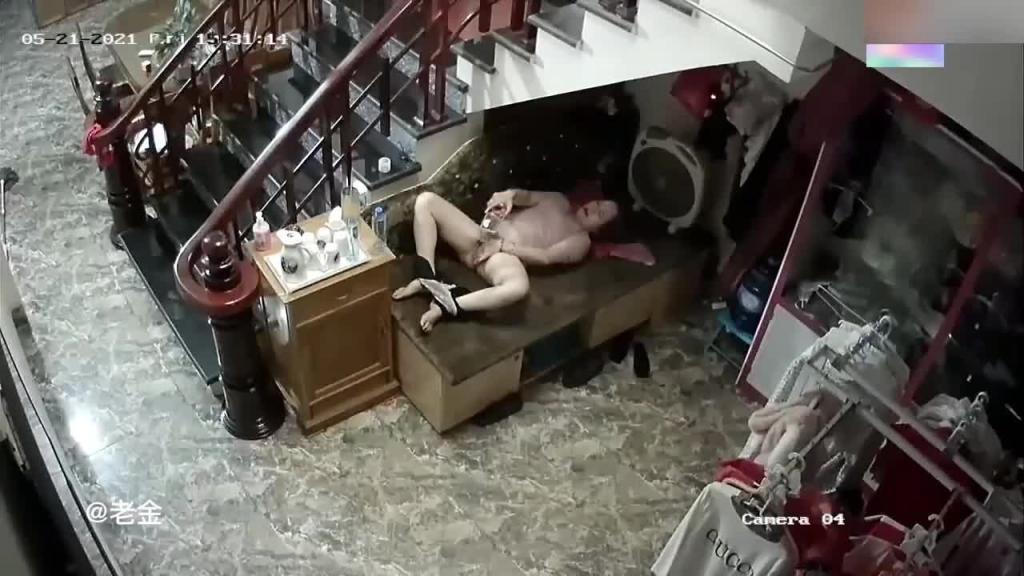 【真实牛逼乱伦】广州老富婆和自己女婿当着孙子孙女的面乱伦 预览截图 4