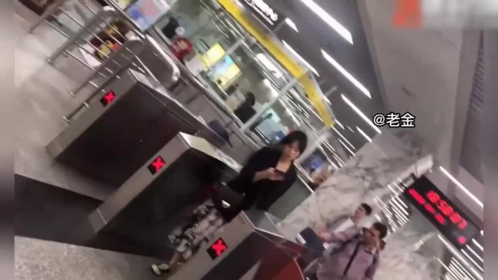 【成都抄底】闪光灯抄底100位美女,学生,网红等,逛街不穿内裤,强行猥亵JK学生都吓哭了 预览截图 1