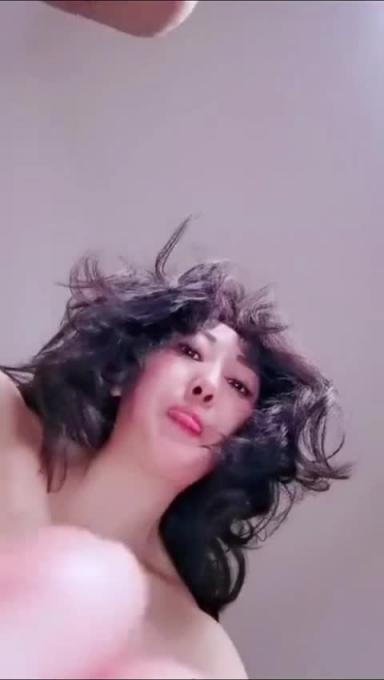 【母子乱伦事件】乱伦大神，超级变态傻儿子厨房操妈妈掰开骚穴射进逼里 预览截图 8