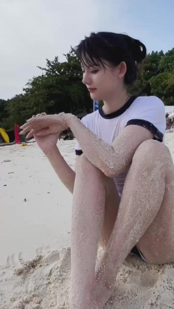 【极品阿朱】五一海边勾搭极品美女_美女胸前水湿两点透明勾引游客路人_阿朱五月最新海边 预览截图 11