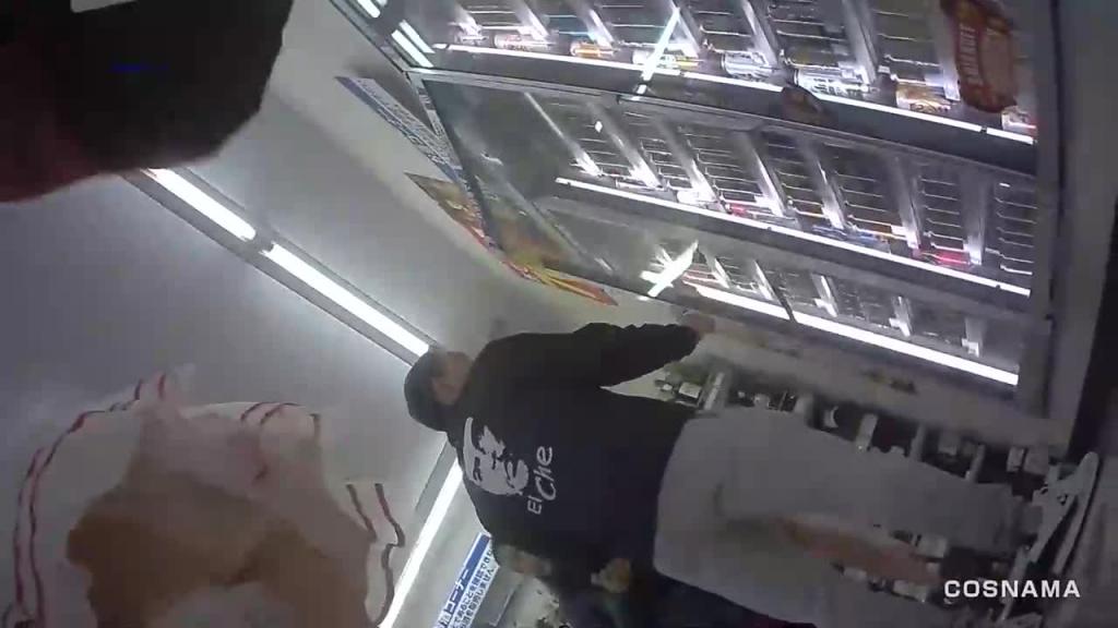 大胆偷拍台妹裙底,不穿打底裤被看得一清二楚性感身材-黑料曝光21 预览截图 2