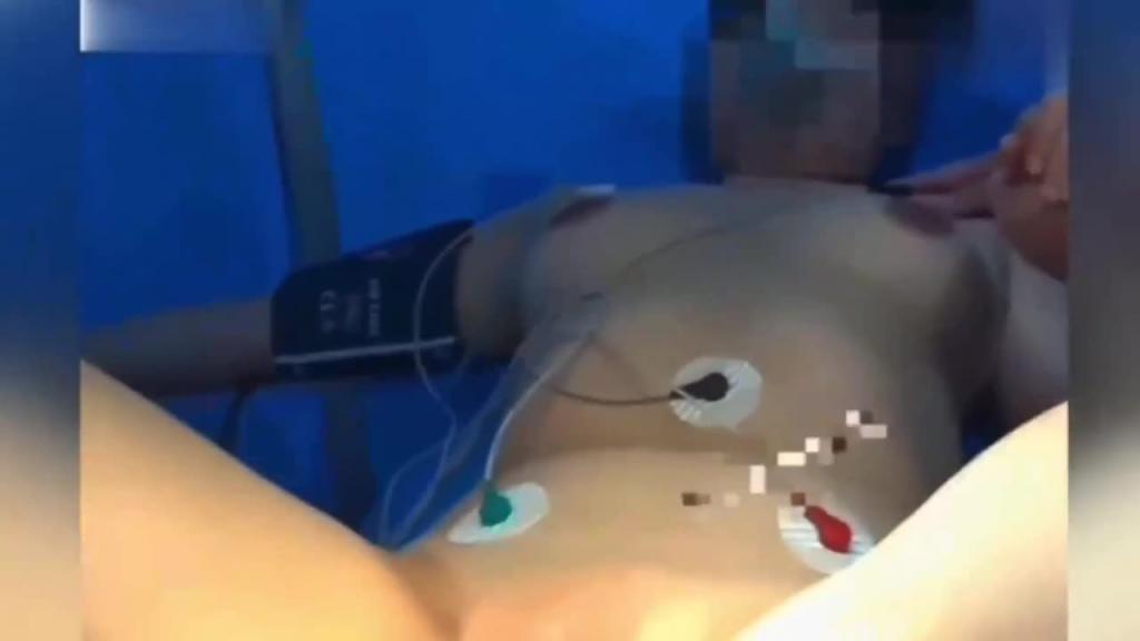 【重口医院偷拍】无良医生偷拍合集 大学生被麻醉后男医生趁机摸逼 炸裂来袭 预览截图 2