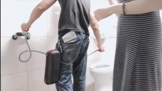美女家中勾引维修师父 预览截图 1