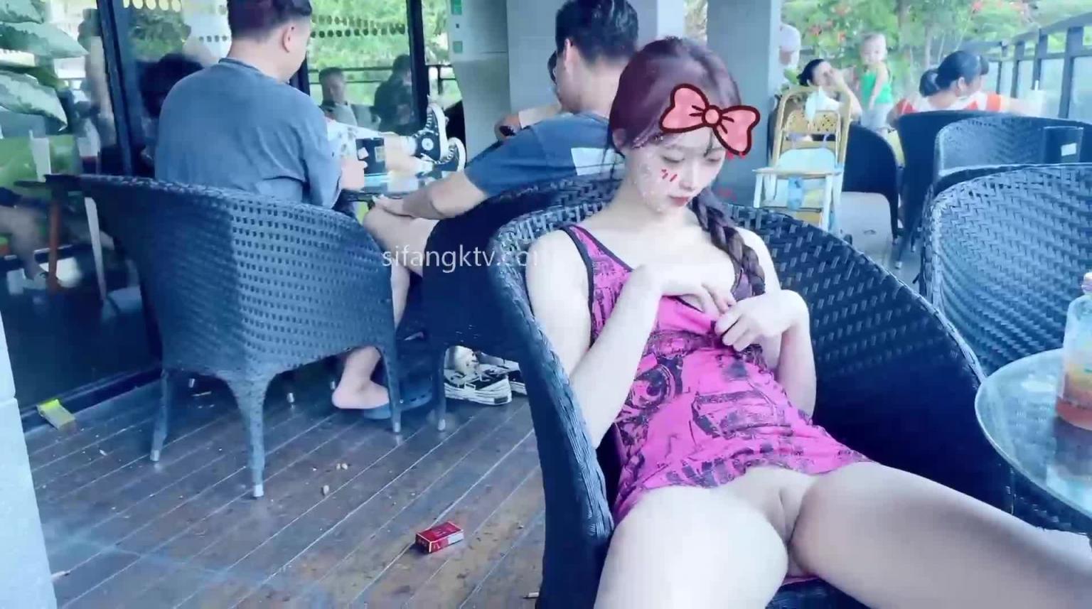 人来人往的咖啡厅大胆的露出嫩逼 预览截图 5