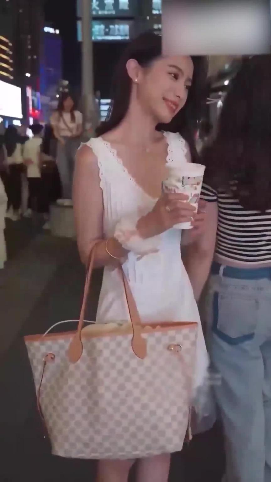 【裙底春光乍泄】高颜值笑容甜美拍抖音的女网红超薄内裤性感蜜臀裂缝正面黑森林还教观众刷礼物 预览截图 8