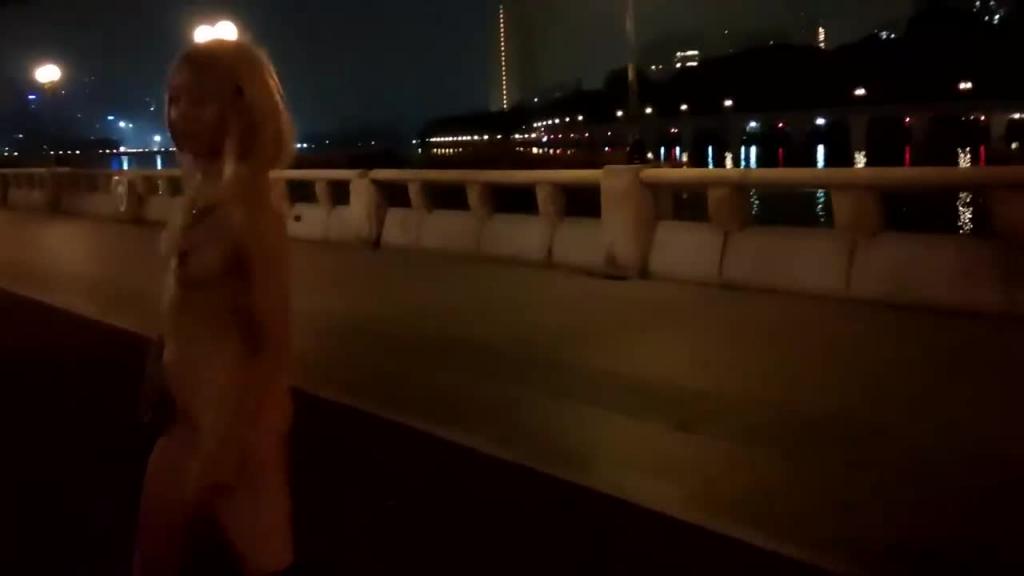 【户外露出天花板]美女“婷婷”广州街头全裸露出!扰乱交通秩序~男人集体刹车欣赏艺术 预览截图 9