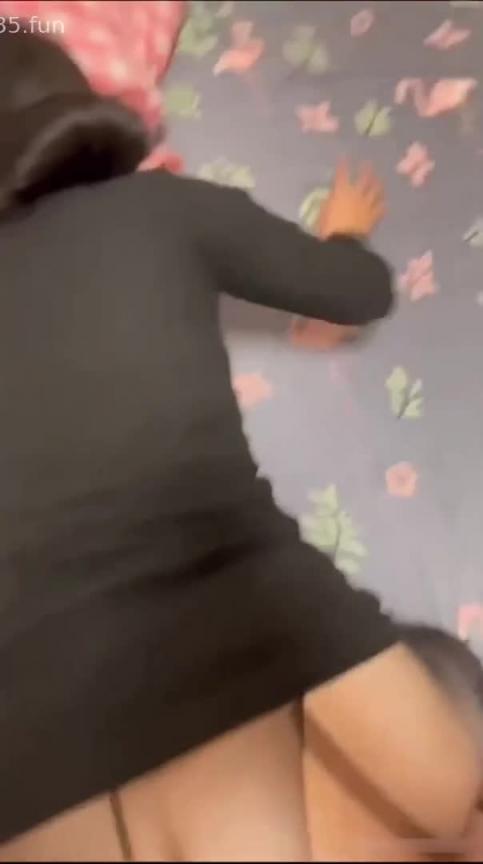【淫荡人妻打着电话操着逼】人妻的老公出差,她一个人在家看娃,我偷偷来她家,背着她儿子狂操她!中途少妇老公打电话来,我干的太勐,淫荡人妻差点没忍住叫出…. ! 预览截图 7