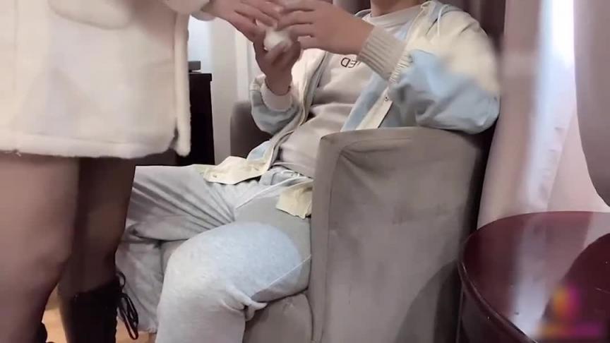 〔小桃户外挑战〕户外随机找路人跳蛋玩弄，勾引床上啪啪，吃屌内射 预览截图 1