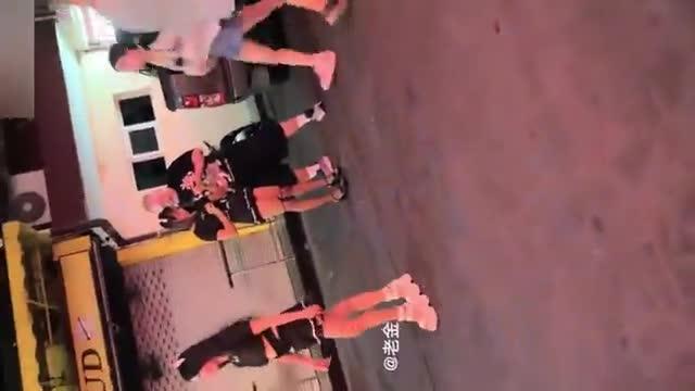 健身骚货泰国夜店勾引男模酒店双飞双女战一男喂男模吃韦哥逼操肿了! 预览截图 1