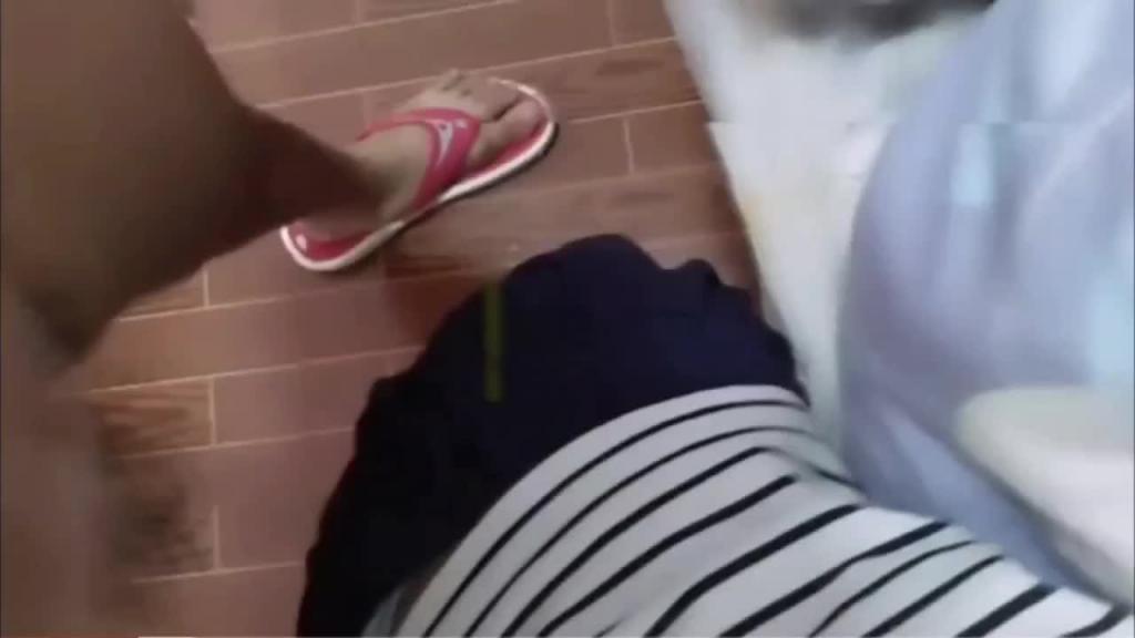国产乱伦小马拉车青春期姐姐把弟弟处男鸡插进骚逼 预览截图 1