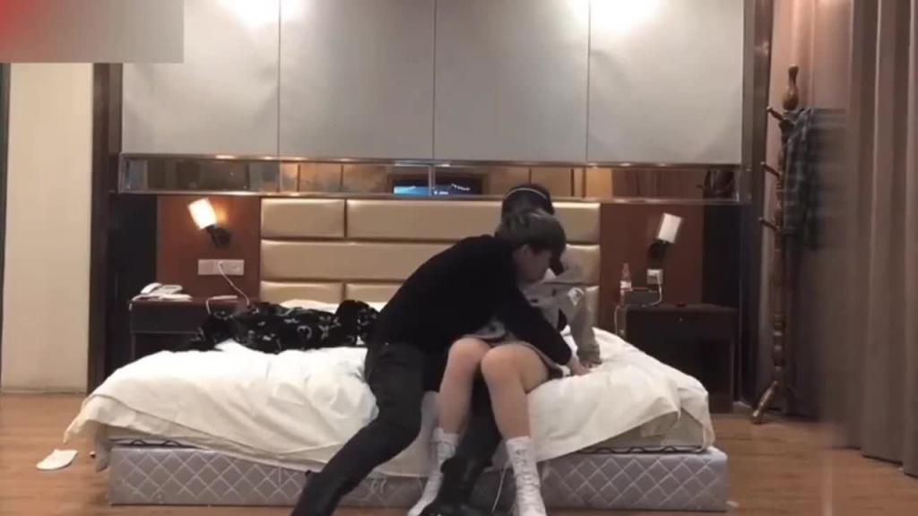 【PUA骗炮】强上20岁女营业员,刚开始假装矜持,干一半蒙眼内射! 预览截图 2