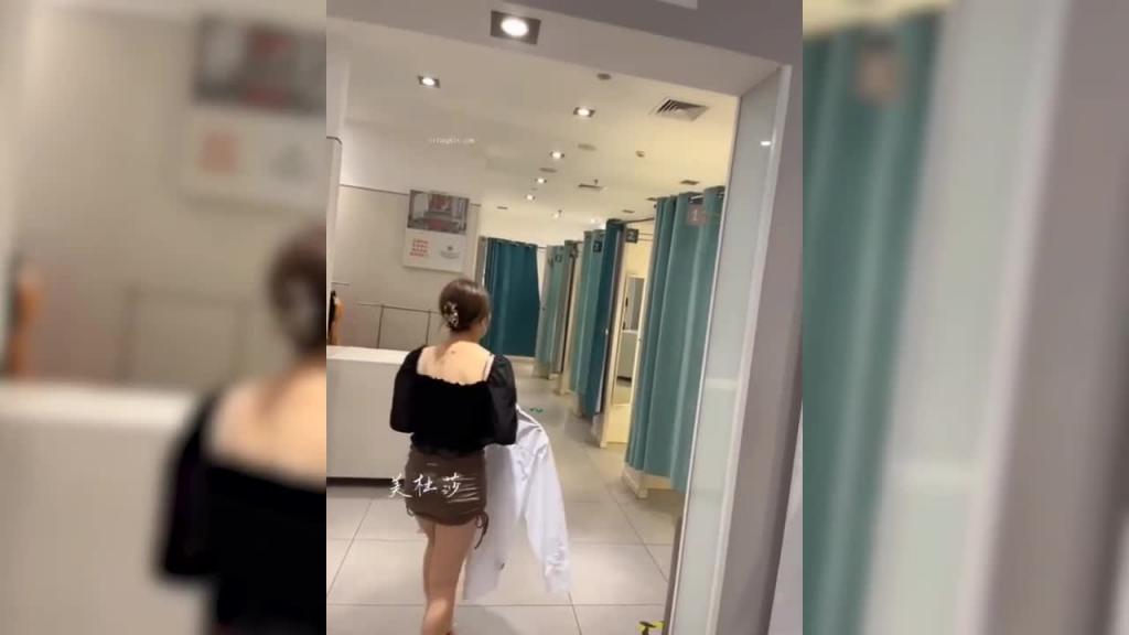 大奶淫女美杜沙商场试身真空露出 预览截图 3