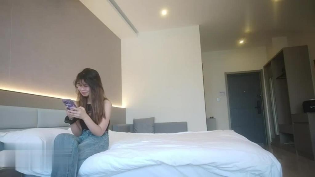 约炮像洋娃娃的小美女 温柔可爱小穴又紧又多水 预览截图 1