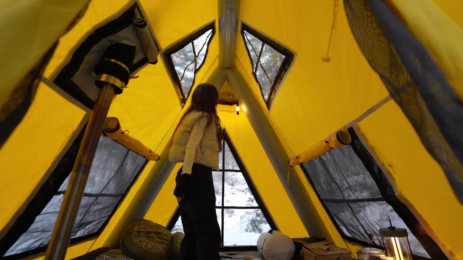 在雪林冰冻小屋的充气帐篷里露营 预览截图 5