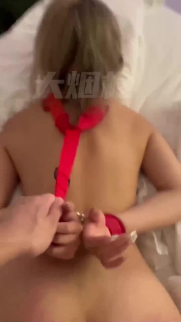 【热门事件】超强调教大佬【大烟枪-1】3P群P百合大量潮喷各种刺激调教! 预览截图 5
