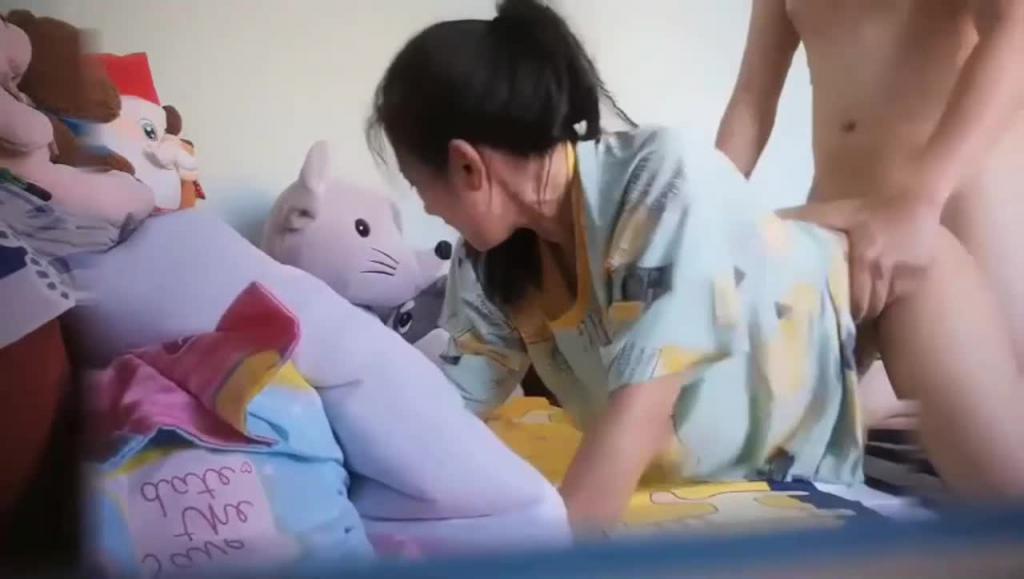女儿和爸爸在家偷吃,为未来女婿打好基础 预览截图 2