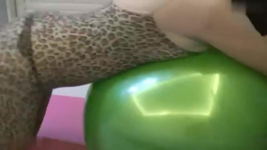 母子乱伦:强上正在健身的妈妈 预览截图 3