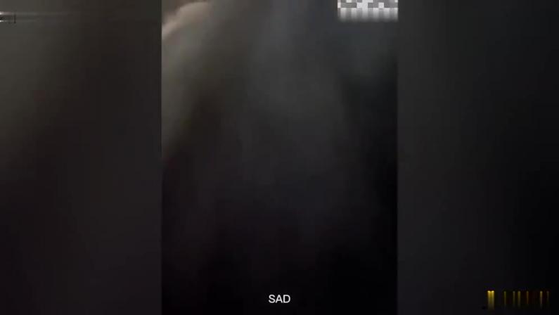 【姐弟乱伦】黑丝姐姐穿着黑丝来勾引我,以为我不敢上你?让你喷水喷的地板都湿透! 预览截图 5