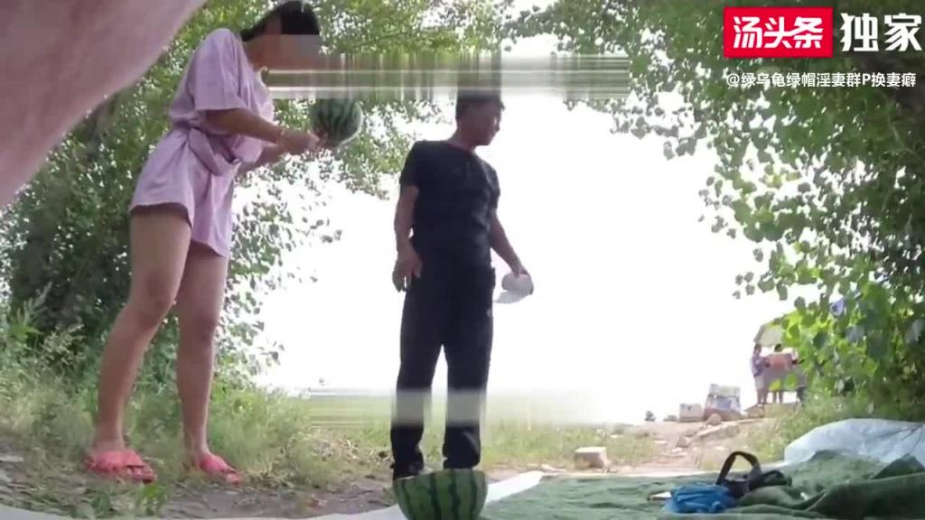 路遇卖瓜中年男!让娇妻挑战超短裙不穿内裤露逼勾引他 预览截图 3