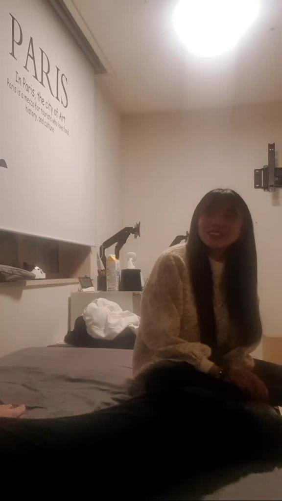 约炮身材笔挺的小姐姐,被发现了偷拍还不生气,继续做爱享受帅鸡巴的抽插! 预览截图 2