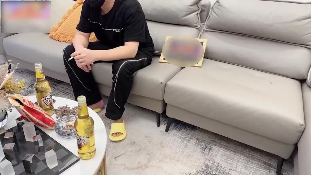 冉冉 JK制服学生妹帮妈妈代办做家务 惨遭雇主强上玩弄调教 预览截图 1