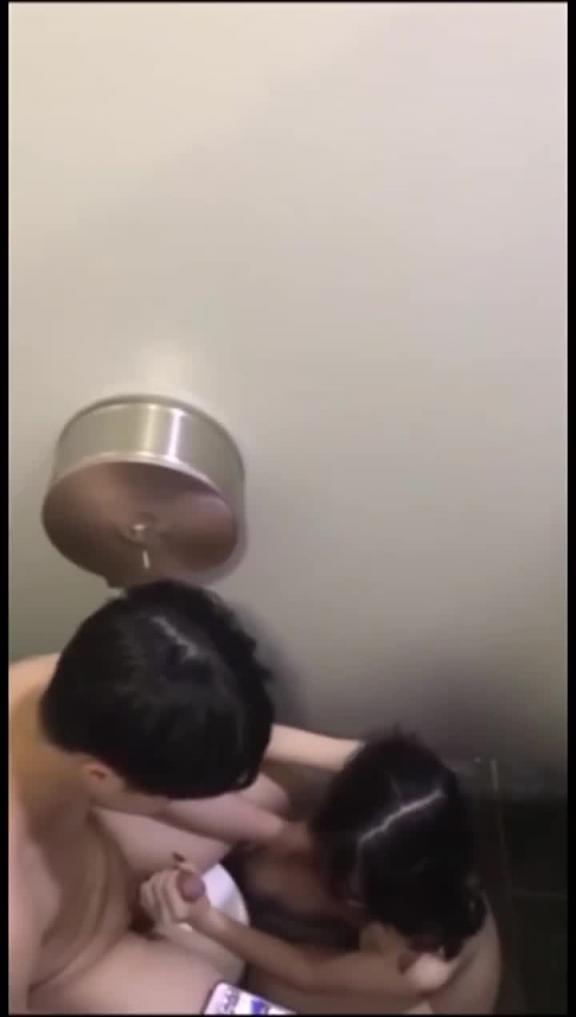 厕所啪啪翻车精选,中学生厕所泄欲 预览截图 2