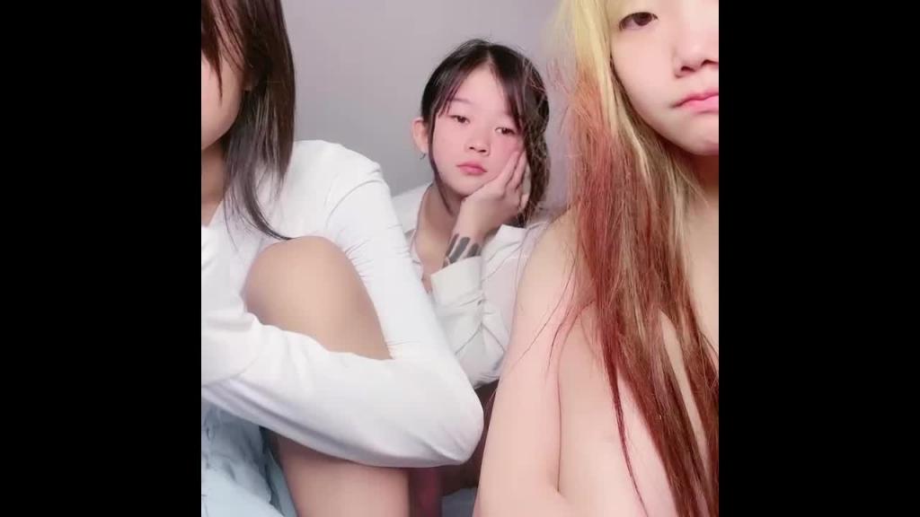 双闺蜜互怼无套啪啪双飞 00后平台最嫩小粉逼 预览截图 1