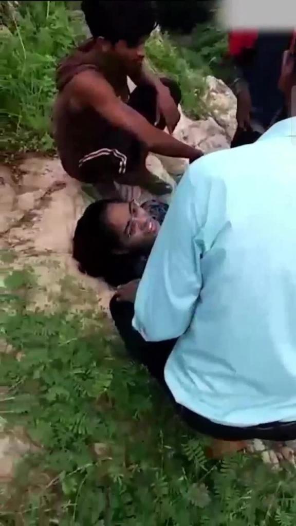 {真实户外强奸5部合集}暗网流出绝对真实.多位少女被轮奸强奸,被绑架到山林里强行轮流侵犯,真是太惨了! 预览截图 11