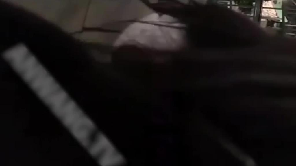可爱女友街上跳蛋羞耻Play立即到酒店多P激战 十分淫乱 预览截图 2