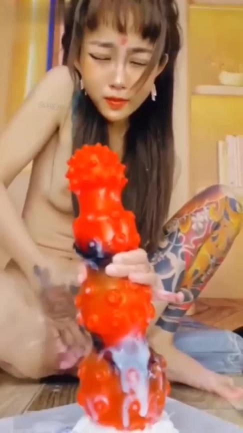 岁数不大的反差小太妹各种巨屌勐插淫荡骚穴拳交白浆狂喷 预览截图 7