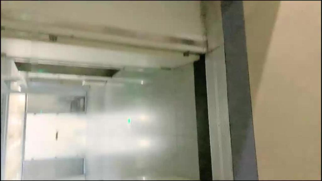 【极品尤物】淫男贱女医院厕所打野炮,紧张刺激爽完还要撒个尿 预览截图 1