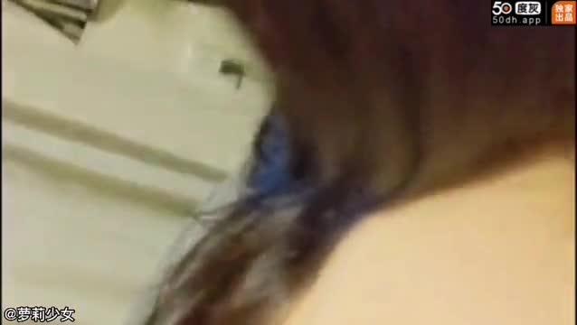 【父女乱伦】爸爸教女儿自慰,用自慰棒插入小穴,微乳女儿很乖很听话。 预览截图 12