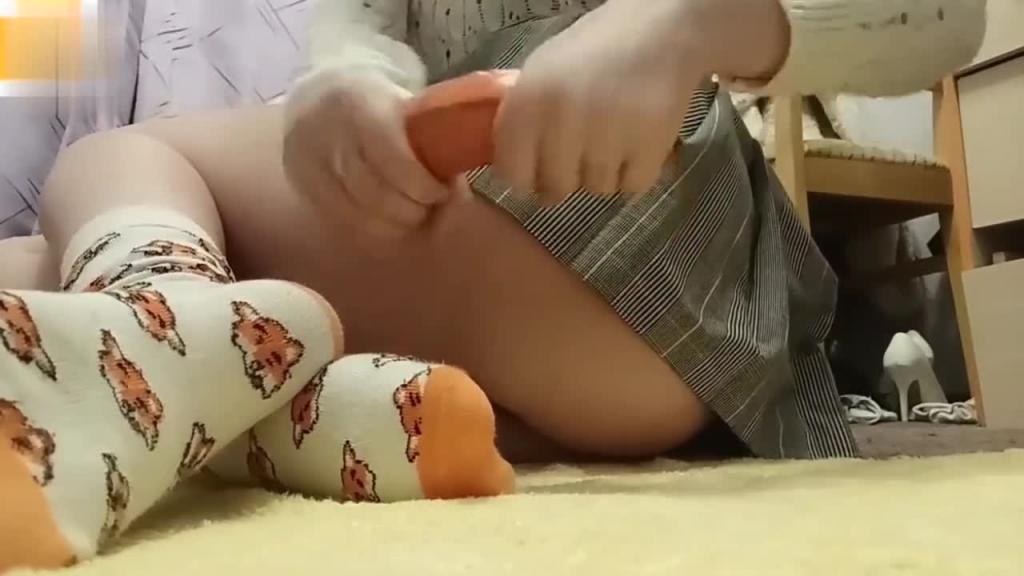 【萝莉精选】极品白虎萝莉妹在宿舍里无聊拿假屌自慰潮喷! 预览截图 4