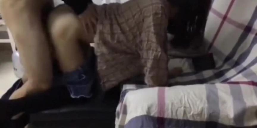 媳妇下楼买菜赶紧和小姨子来一炮衣服都没全脱 预览截图 9