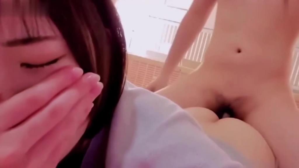 兄妹乱伦,爸妈都在家还是忍不住要和妹妹做爱,妹妹一直捂嘴不敢出声 预览截图 9